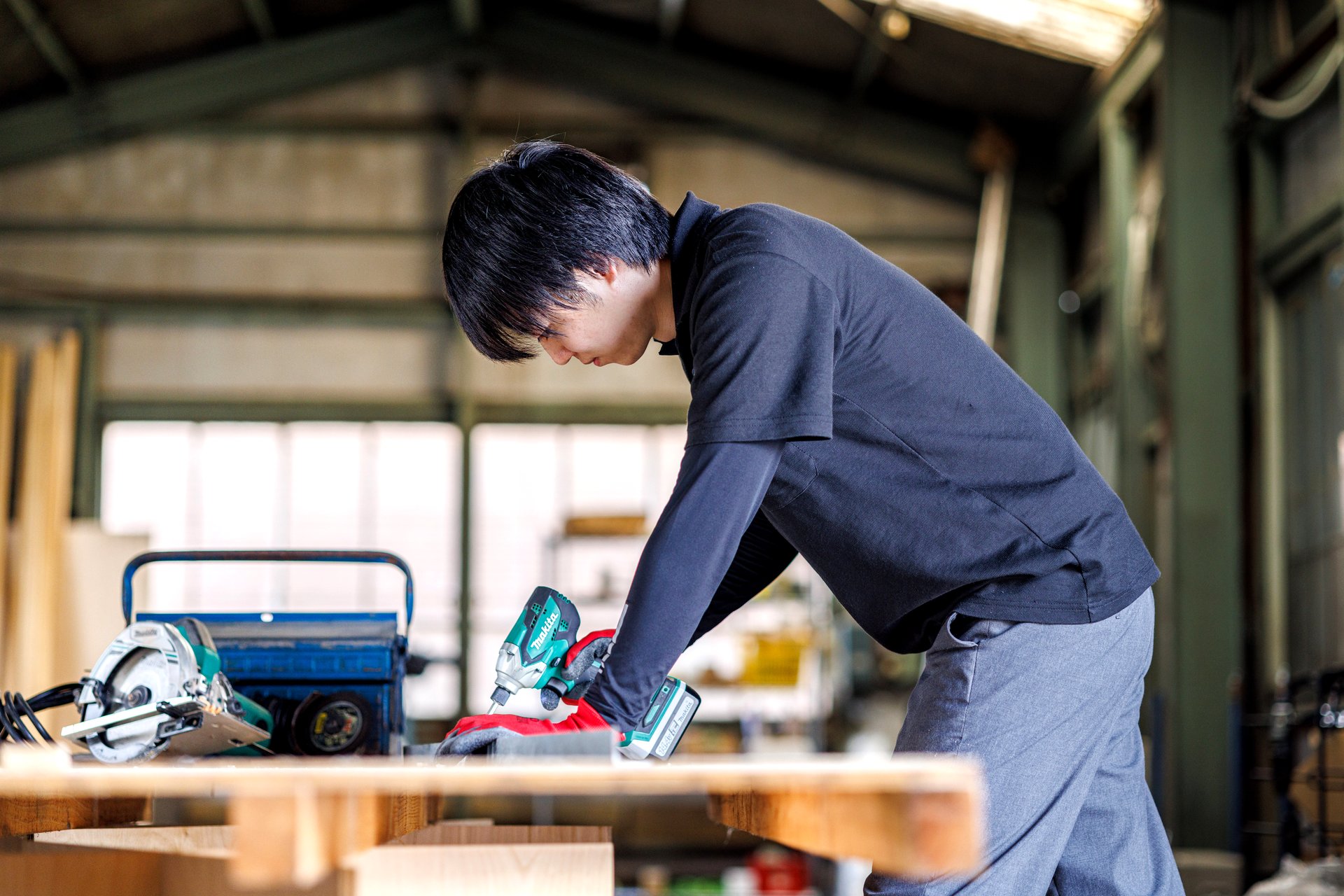 現場で作業する職人